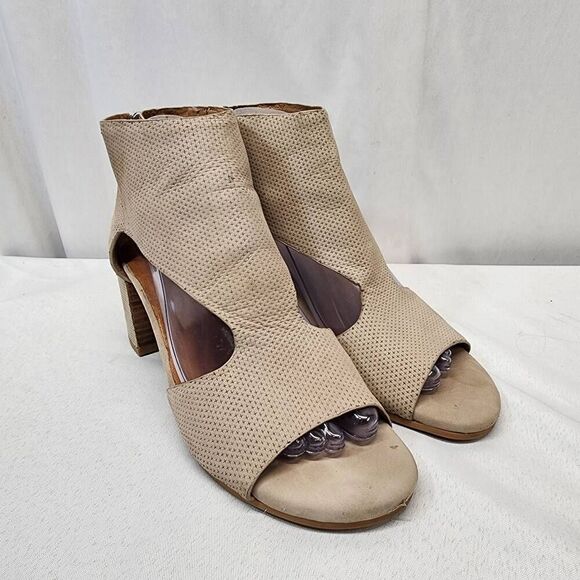 Gentle Souls by Kenneth Cole Women's 8 Charlene Peep Toe Suede Ankle Heels - Picture 1 of 11